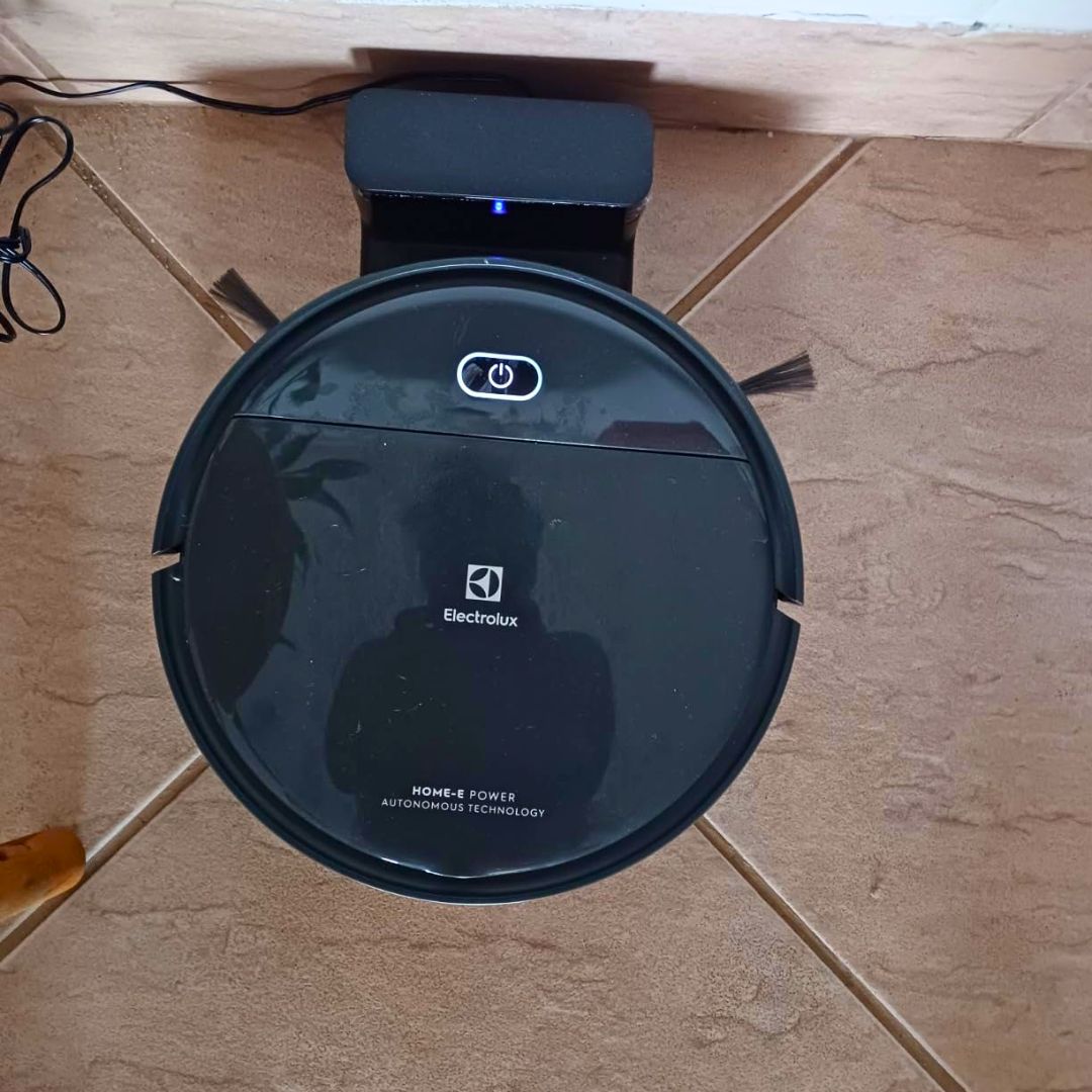 Aspirador de po robo Electrolux 2h20min controle remoto base carregamento bateria longa duração automatico varre aspira passa pano ERB30 bivolt preto sensor antiqueda