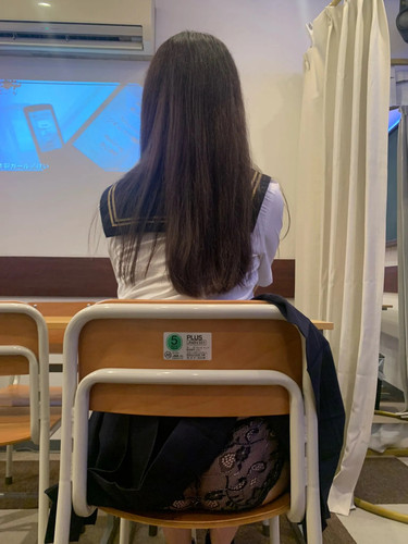 學生裙卡椅露黑蕾絲內褲【大】.jpg