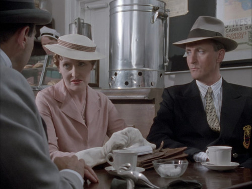 Agatha.Christies.Poirot.S02E02.The.Veiled.Lady.1080p.BluRay.CZ SK EN.DD.2.0.x265 TenSpravnyHDCLUB.mk