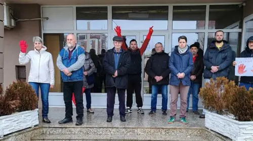 Knic odavanje poste nastradalima u Novom Sadu ispred opstine 1000x560.webp
