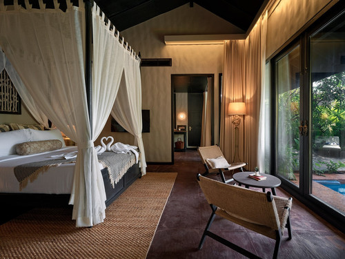 What are the best resorts near Morjim Beach for a family vacation?.jpg