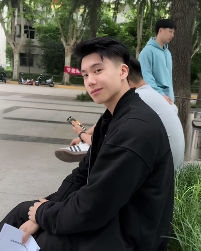 Photo by Xiaoh1225 on September 12, 2024. Có thể là hình ảnh về 1 người, đang học và công viên..jpg