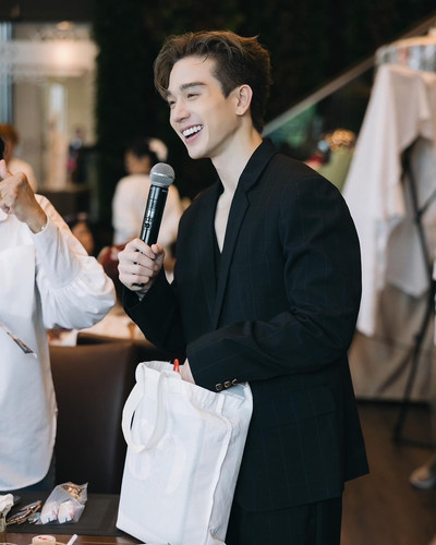 Photo by TONGTONG KITSAKORN KANOGTORN on October 12, 2024. Có thể là hình ảnh về 2 người, tóc, áo bl.jpg