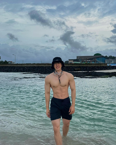 Photo by @jj howoo on July 29, 2024. Có thể là hình ảnh về 1 người, đại dương, bãi biển và nước..jpg