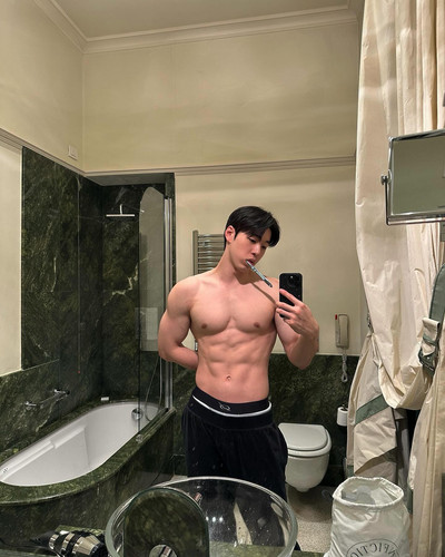 Photo by @jj howoo on October 02, 2024. Có thể là hình ảnh về 1 người và đang tập thể hình..jpg