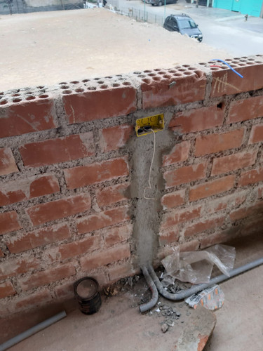 Under bench Power.jpg