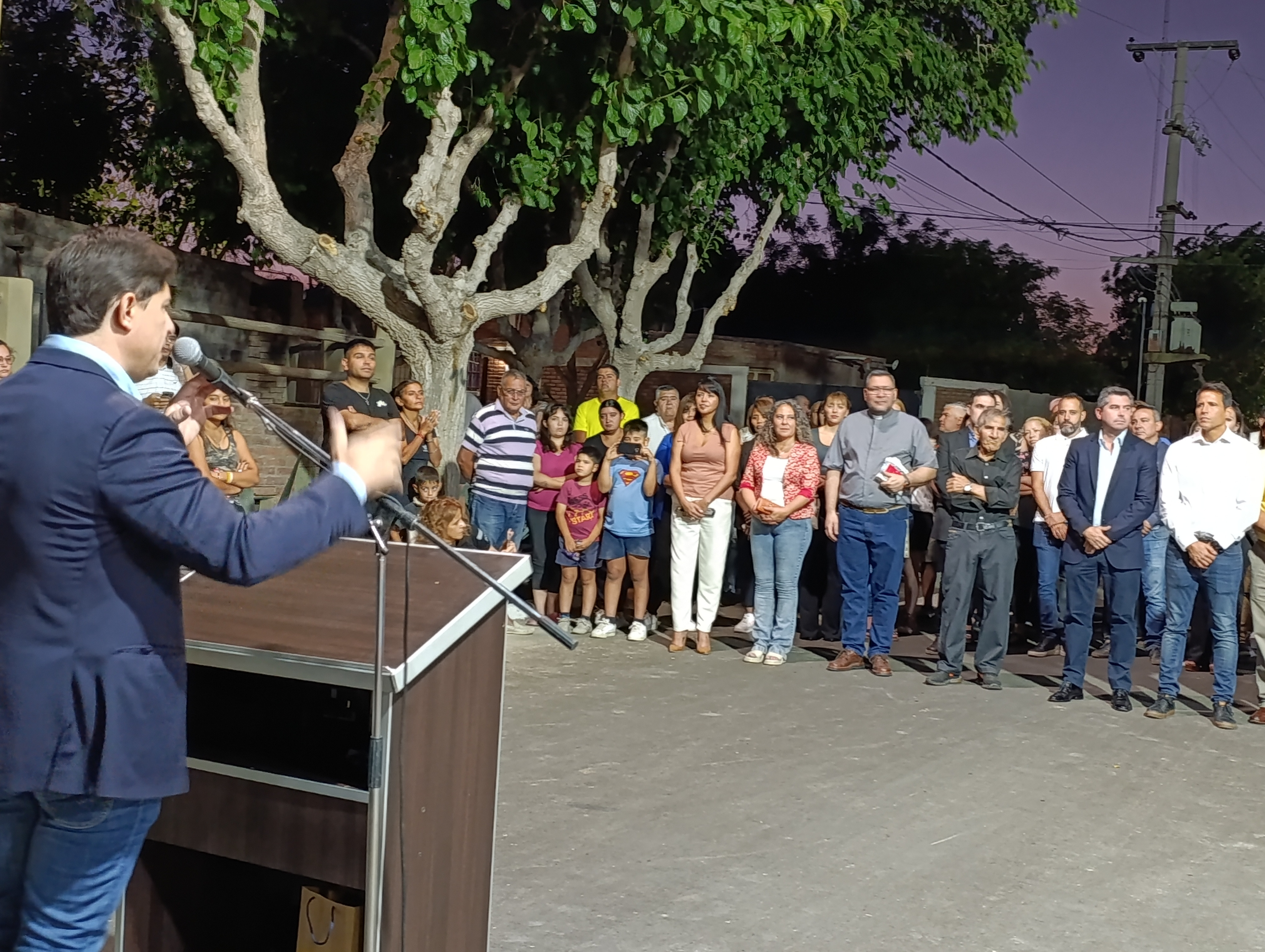 El intendente de Santa Lucia acompañado por el gobernador de San Juan,Marcelo Orrego, dejo inauguradas las obras de pavimentación, iluminación y un nuevo Polideportivo.