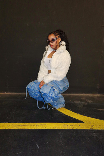 Bailey, Chloe (White Top and Blue Jeans02).jpg