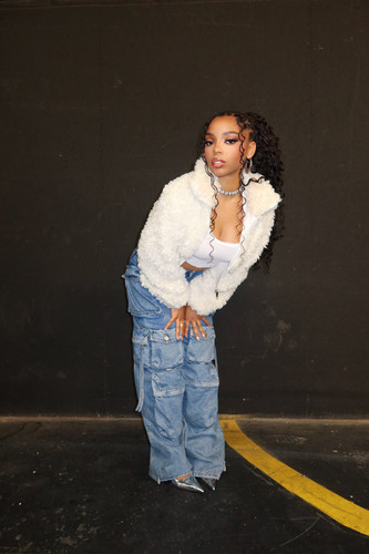 Bailey, Chloe (White Top and Blue Jeans03).jpg