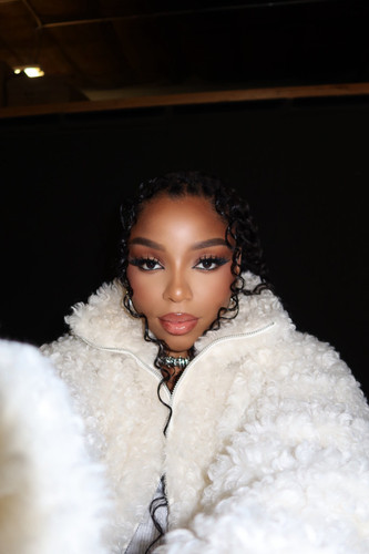 Bailey, Chloe (White Top and Blue Jeans05).jpg