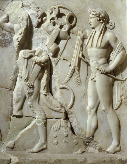 struggle delphic tripod between apollo herakles relief 550nw 5850741pi.jpg