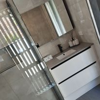 Frameless shower screen Adelaide.jpg