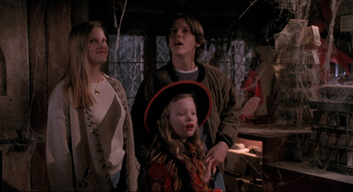 Hocus.Pocus.1993.1080p.BluRay.CZ SK EN.x264 RDK123.mkv snapshot 00.27.59 [2025.01.11 13.31.42]