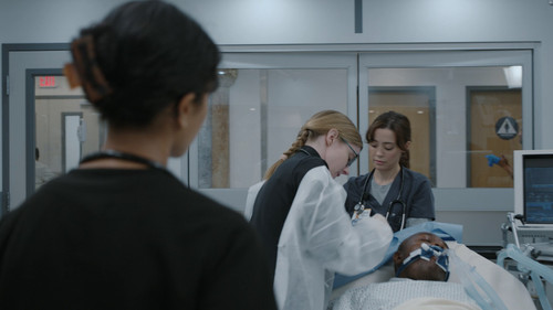 The.Pitt.S01E01.700.A.M.1080p.AMZN.WEB DL.CZ SK EN.DD+5.1.H.264 NTb.mkv snapshot 20.03 [2025.01.10 1