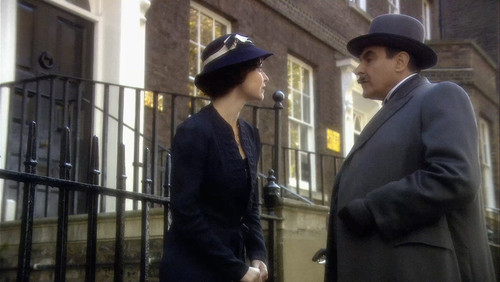 Agatha.Christies.Poirot.S11E01.Mrs.McGintys.Dead.1080p.BluRay.CZ SK EN.DD.2.0.x265 HDCLUB.mkv snapsh