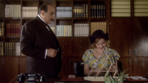 Agatha.Christies.Poirot.S12E01.Three.Act.Tragedy.1080p.BluRay.CZ SK EN.DD.2.0.x265 HDCLUB.mkv snapsh