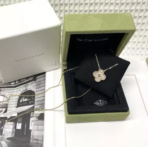 Van Cleef & Arpels Necklace 18k Gold Diamond Pendant6.webp