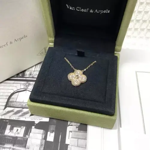 Van Cleef & Arpels Necklace 18k Gold Diamond Pendant5.webp