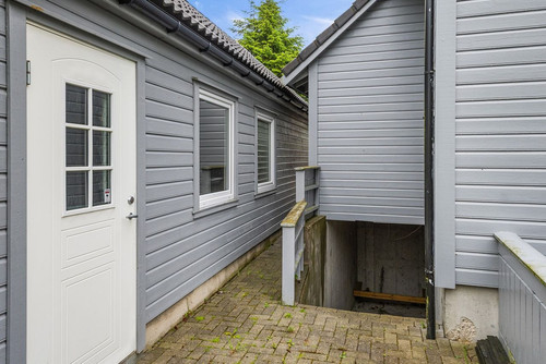 Kjeller egen inngang.jpg