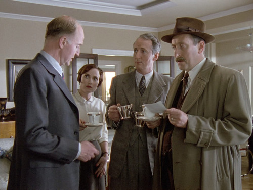 Agatha.Christies.Poirot.S04E01.The.A.B.C..Murders.1080p.BluRay.CZ SK EN.DD.2.0.x265 HDCLUB.mkv snaps