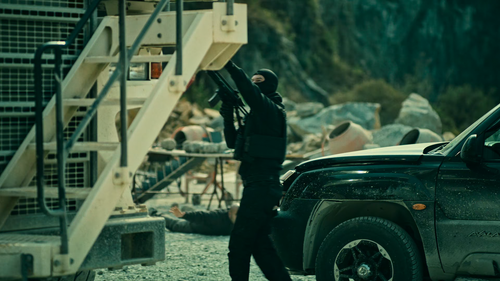 Ganglands.S01E01.2160p.NF.WEB DL.DDP5.1.HEVC HHWEB.mkv snapshot 04.20.749.png