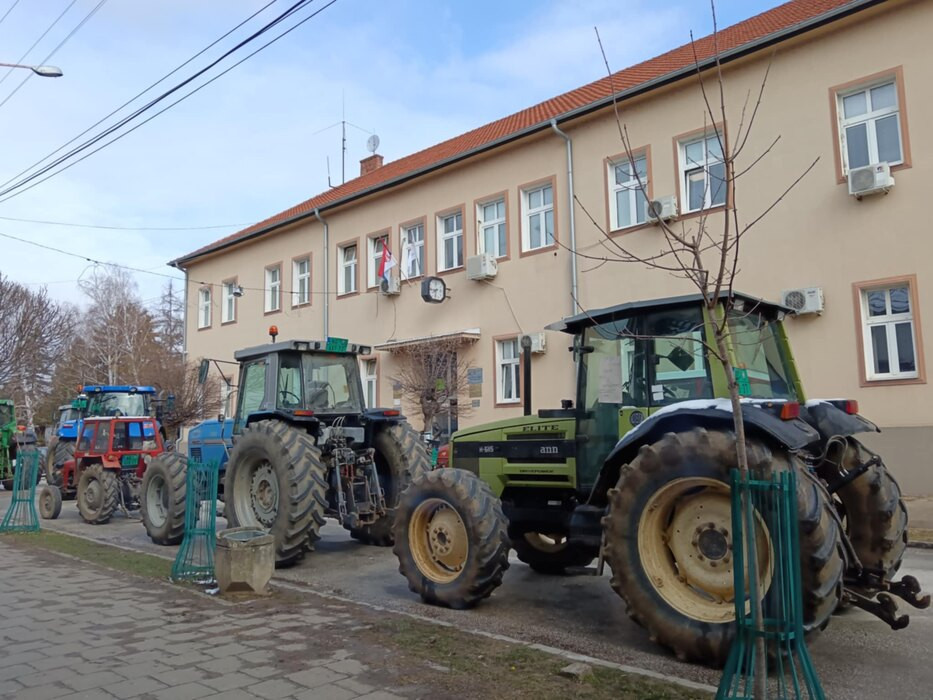 Posle dve nedelje protesta poljoprivrednici Rače upali u zgradu Opštine – traže ostavke kompletnog rukovodstva!