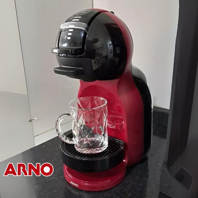 Cafeteira portátil Nescafé Dolce Gusto Arno Mini Me automática vermelha e preta para cápsulas monodose 220V