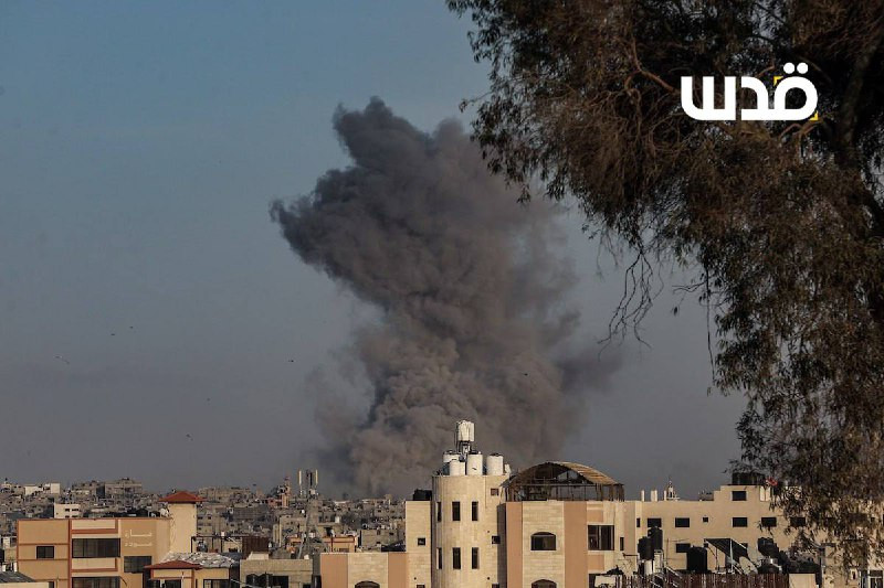 اللحظات الأولى لتنفيذ الاحتلال غارة جوية على المناطق الشرقية لمدينة غزة...