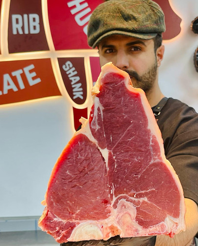 قطع لحم البقر الطازجة