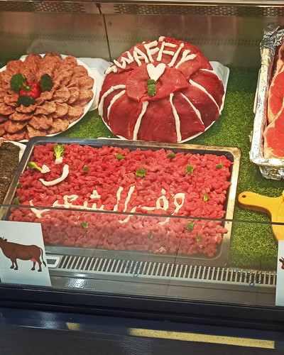 عرض اللحوم في المحل