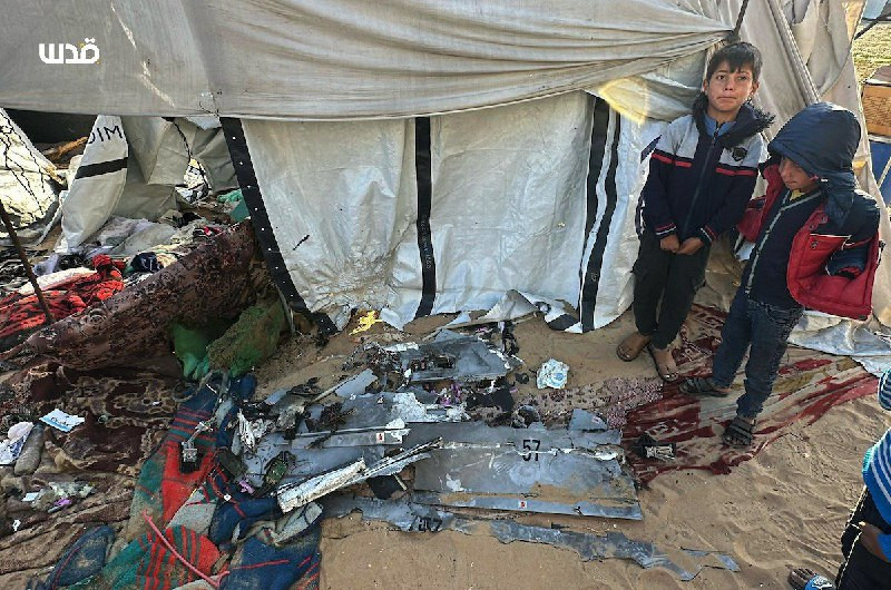 آثار الدماء والدمار عند خيام النازحين بعد غارة جوية نفذها الاحتلال على خيام النازحين في منطقة المواصي غرب خانيونس....