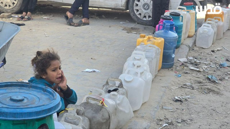 قصف الاحتلال خطوط المياه، وقتل الذين يحاولون إصلاحها.. استهدف محطات التحلية وآبار المياه ونسف الخزانات.

 معاناة يومية ضمن حرب التعطيش في غزة خلال رحل...