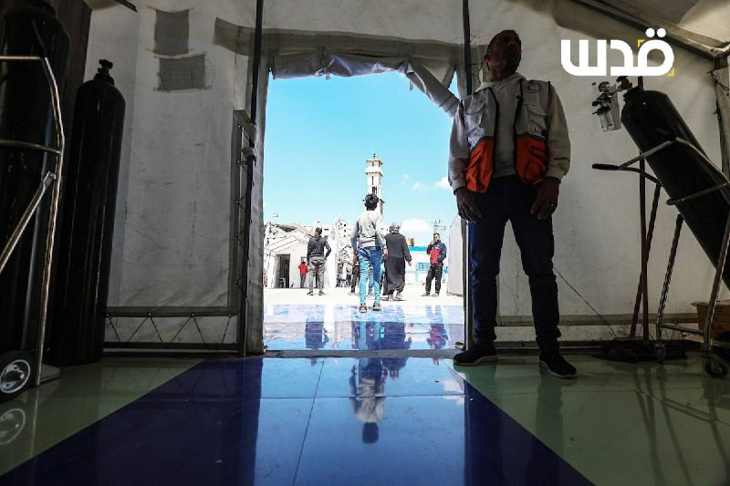 جرحى فلسطينيون يتلقون العلاج في مستشفى الهلال الأحمر الكويتي الميداني بعد نقلهم من مستشفى المعمداني الأهلي الذي استهدفته طائرات الاحتلال قبل يومين  في...