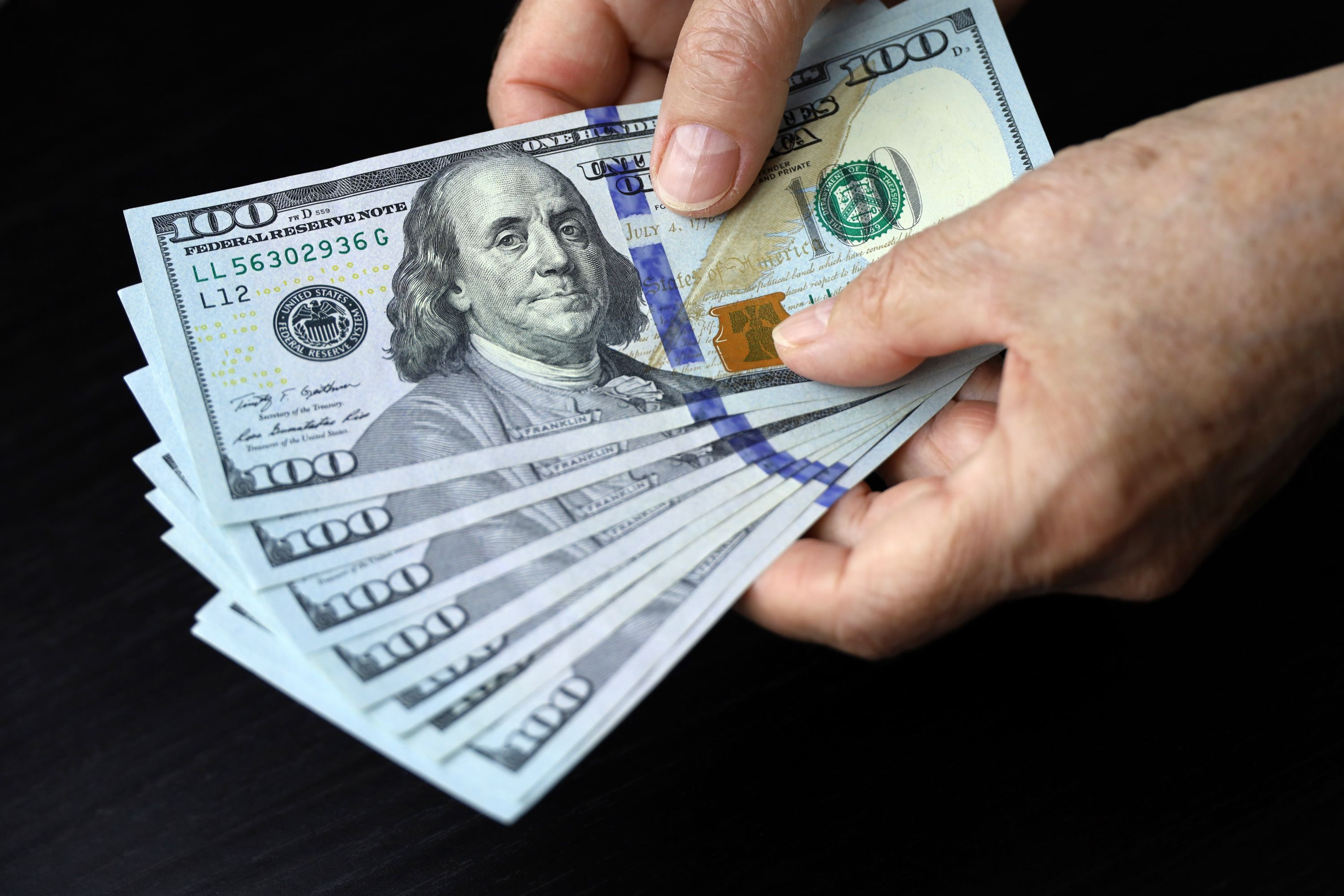 El dólar oficial sube 12% y cierra a .230 tras el fin del cepo cambiario
