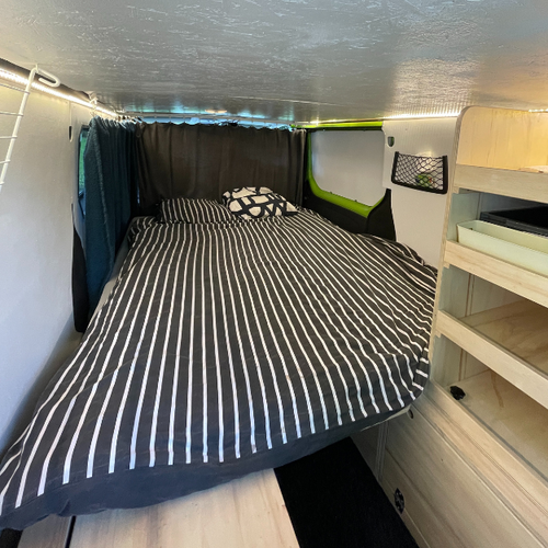 Yoni vanzon interieur lit.png