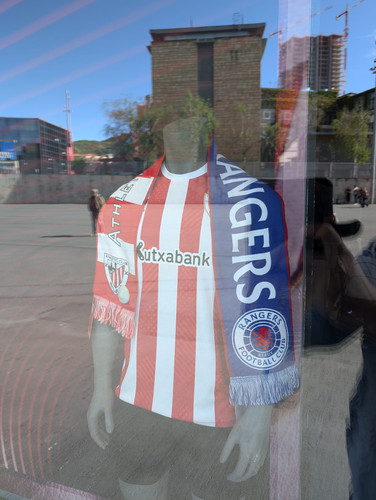 Bilbo a Rnagers scarf dd3176f6 01c8 43d7 81e2 e84a92c86f9f.jpg