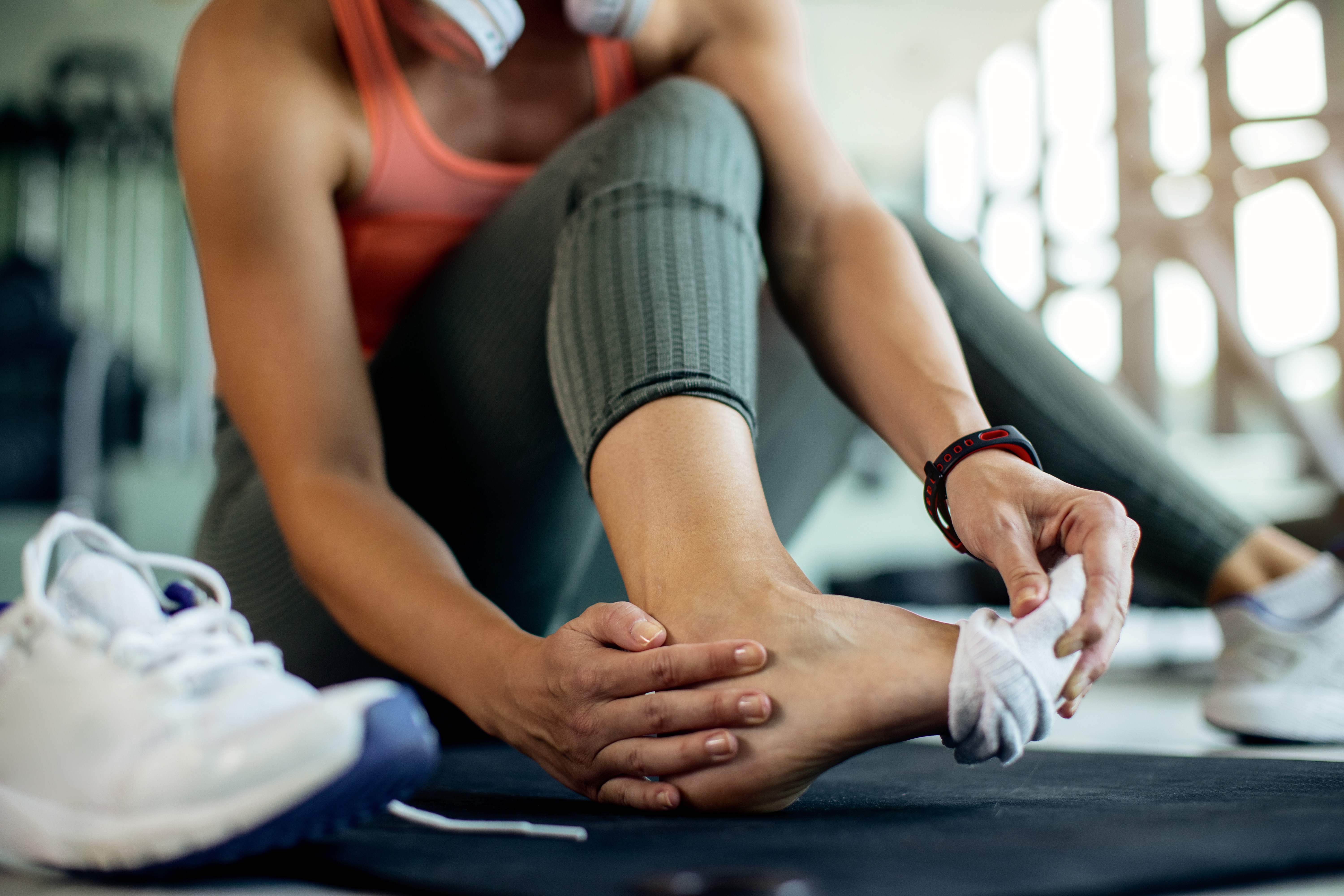 closeup-athletic-woman-injured-her-foot-workout-gym.jpg Un mal paso: Por qué hay que prestar atención a los esguinces