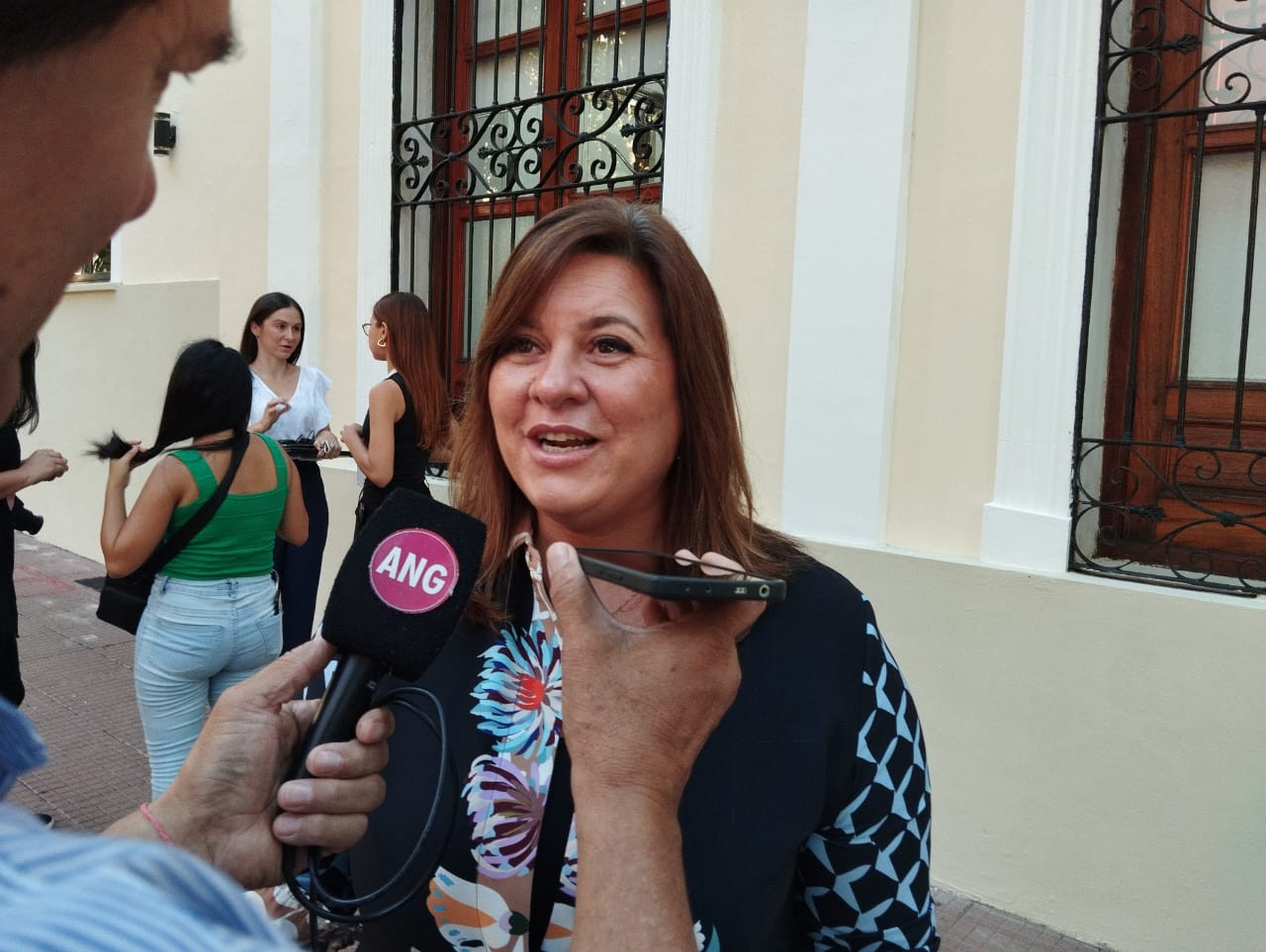 Adriana Bezus : «Trabajamos con eficiencia para cubrir las necesidades prioritarias de la comunidad»