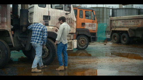 Toxic.Town.S01E01.1080p.NF.WEB DL.CZ EN.DD+5.1.H.264 playWEB.mkv snapshot 29.22 [2025.03.02 09.45.40.jpg