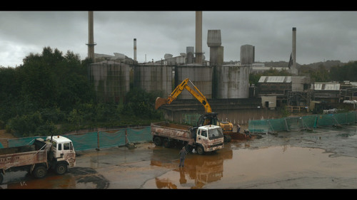 Toxic.Town.S01E01.1080p.NF.WEB DL.CZ EN.DD+5.1.H.264 playWEB.mkv snapshot 06.37 [2025.03.02 09.45.09.jpg