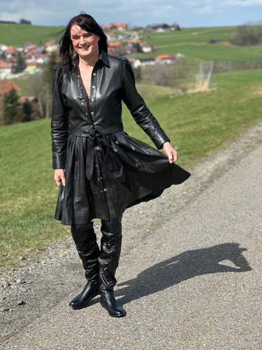 Lederfrau Gabriele Kleid im schicken Lederoutfit und Overknees