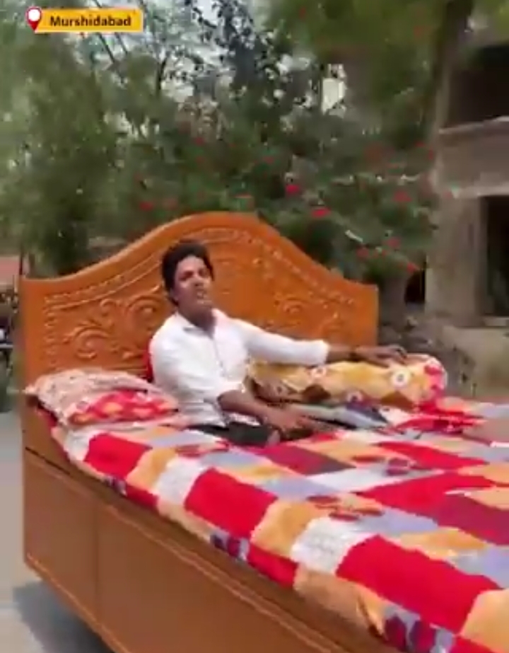 मुर्शिदाबाद में युवक ने बनाई अनोखी बेड-कार, ईद पर सड़क पर दौड़ाई, वीडियो वायरल