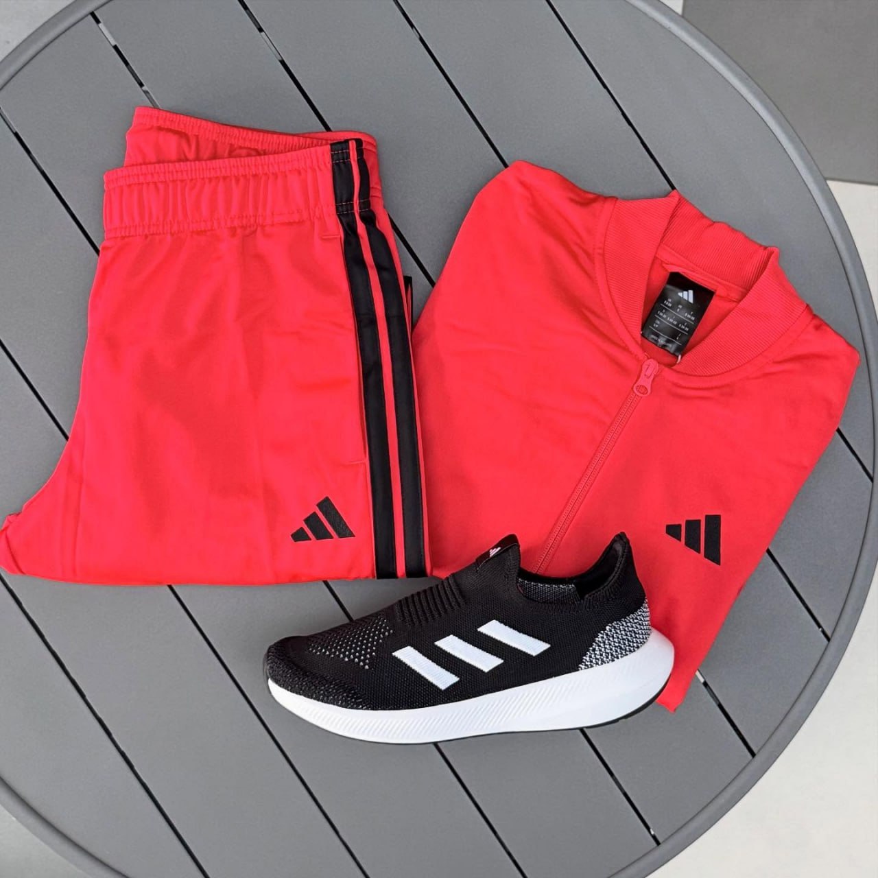 Conjunto Adidas Essentials 3 Stripes Feminino – Vermelho