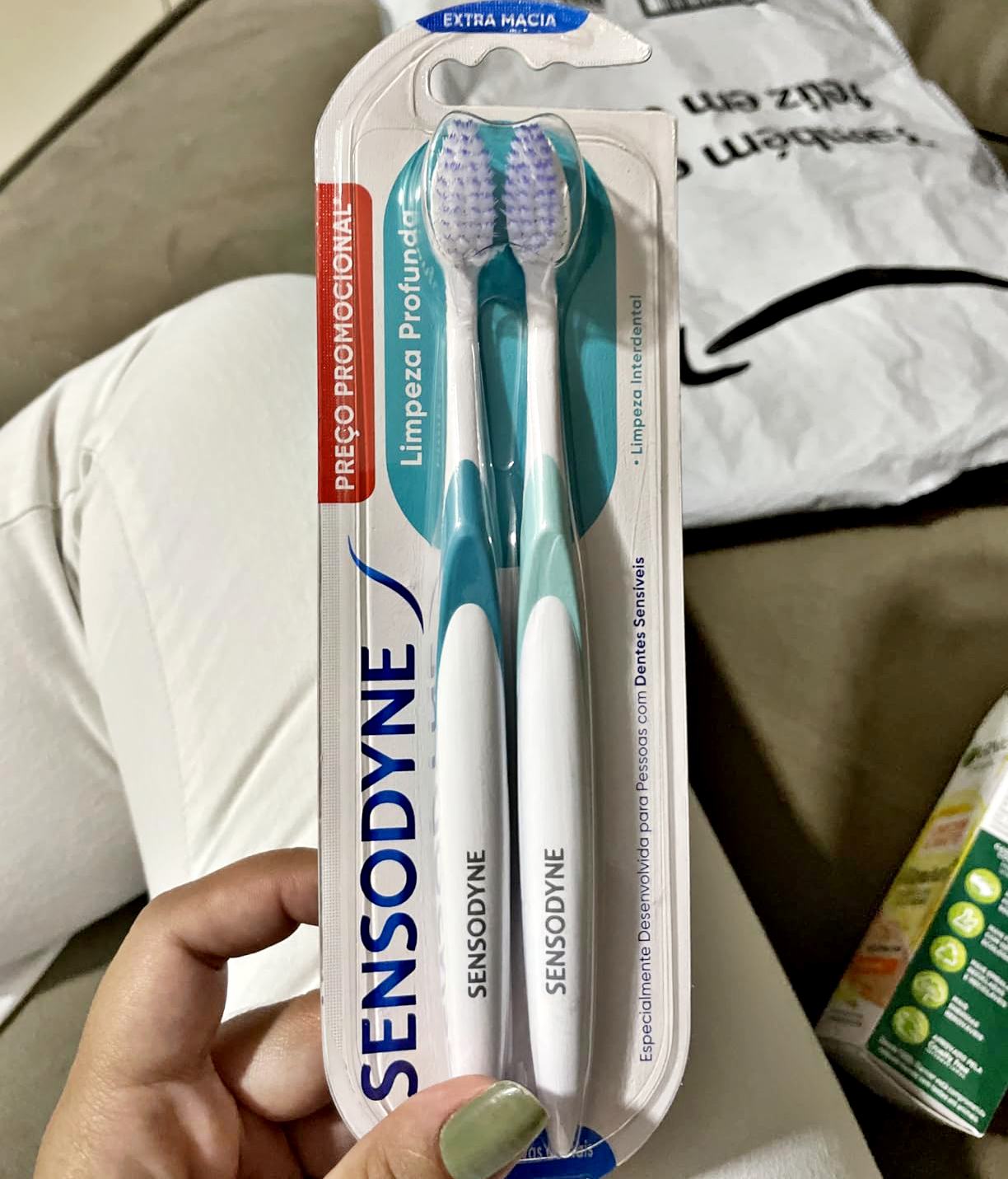 Sensodyne Limpeza Profunda Escova de Dente Extra Macia para Dentes Sensíveis – Kit com 2 unid. Sensodyne Limpeza Profunda Escova de Dente Extra Macia para Dentes Sensíveis – Kit com 2 unid.