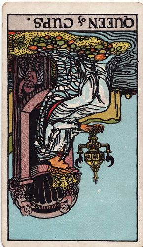 minor arcana cups queen.png