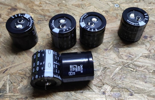 Cond 680uF 200V