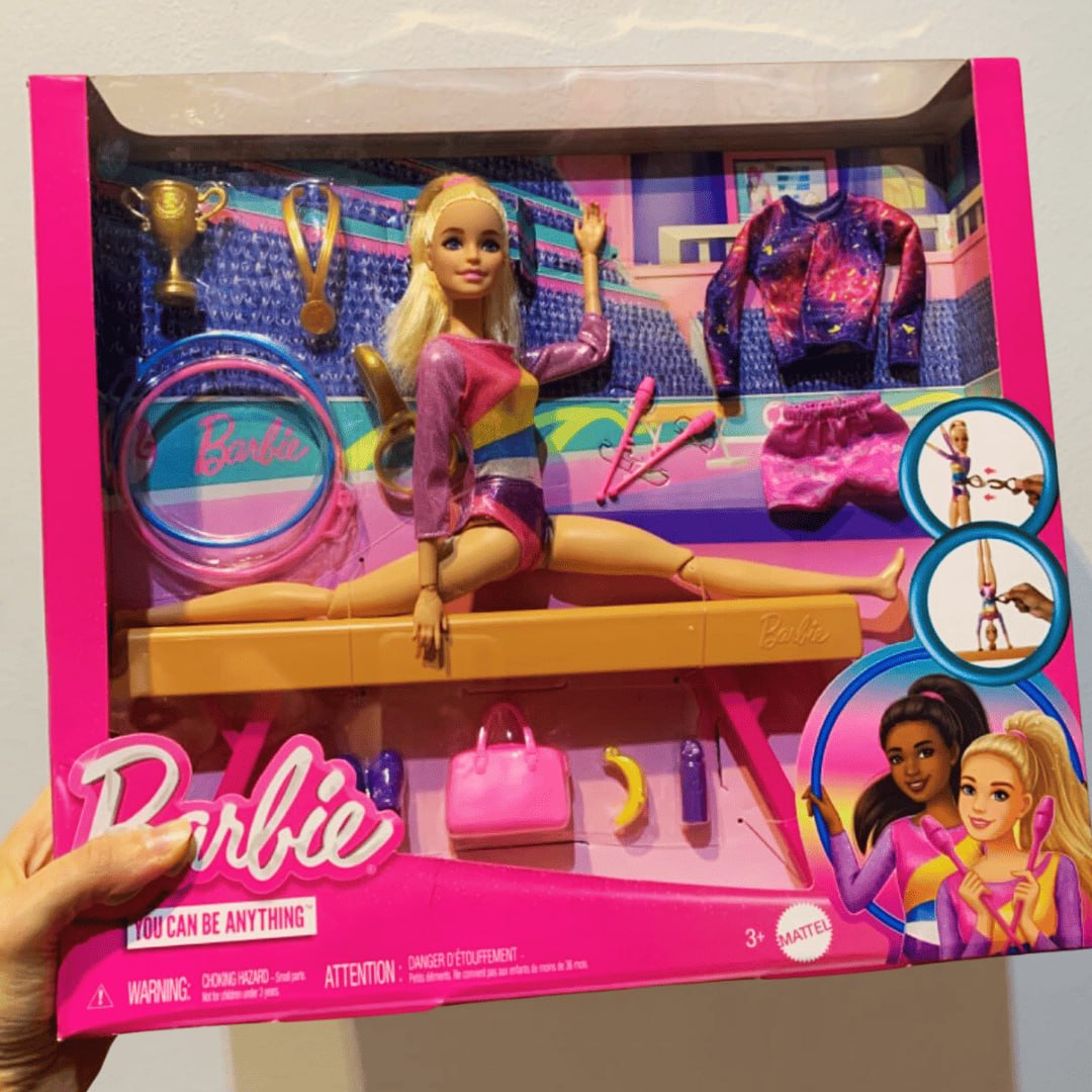 Barbie Profissões, Conjunto de Brinquedo com 1 Boneca Ginasta de Cabelo Loiro com Recurso de Salto com Giro, Trave de Equilíbrio e + de 10 Acessórios, Para Crianças A Partir de 3 Anos