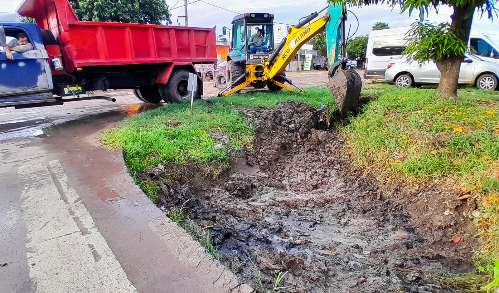 Servicios.jpg Intenso accionar municipal para el mantenimiento del drenaje urbano