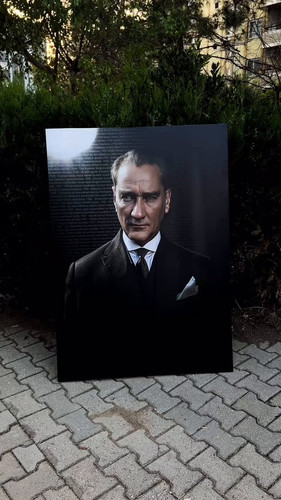 J 8t4CrWl1pocT7W.jpg