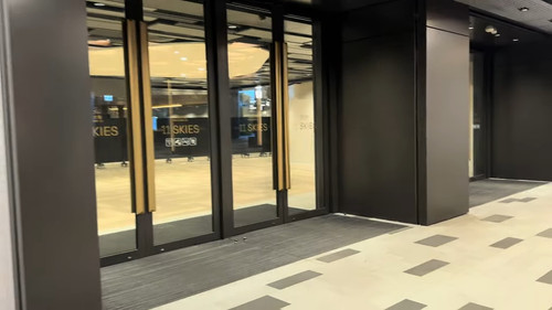 [香港街拍] 11 Skies 航天城近況 （2025年2月） 空無一鋪 請支持新世界地產!!! 香港機場附近的最新地標性建築物.jpg